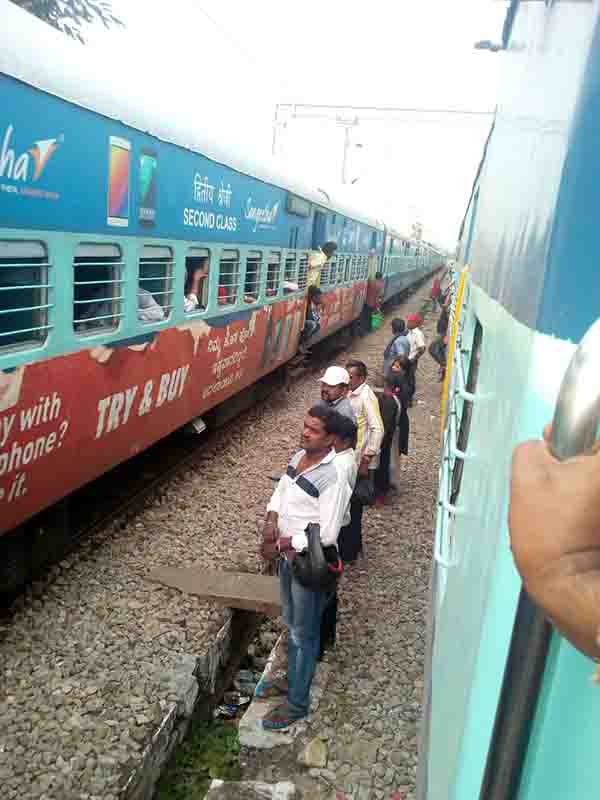 ಹಳಿಯಲ್ಲಿ ಬಿರುಕು: ರೈಲು ಸಂಚಾರ ವಿಳಂಬ